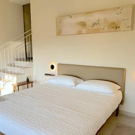 The Com - Luxury In Oda ve Kahvaltı Lazise